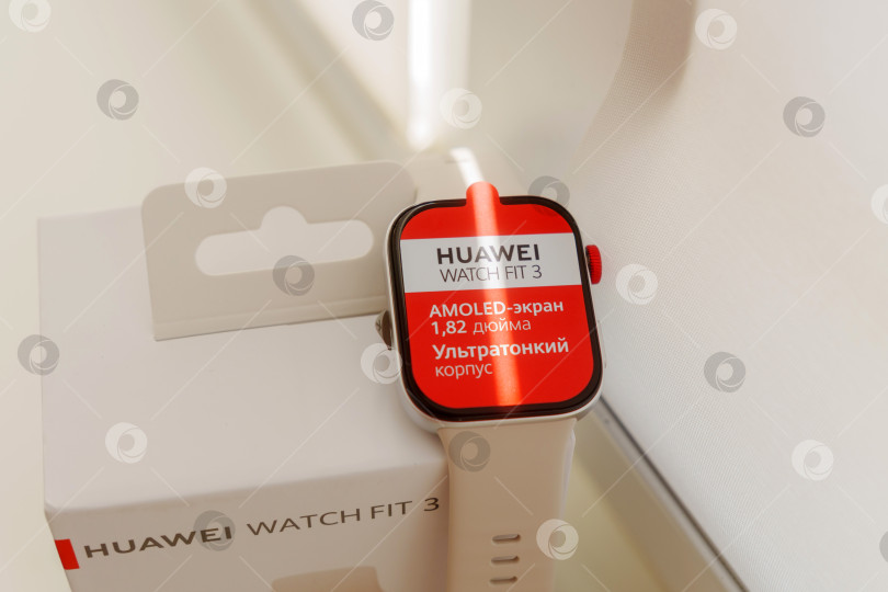 Скачать Тюмень, Россия - 20 июня 2024 года: Часы Huawei Watch 3 подходят для ношения на запястье человека. На циферблате отображается красный экран. фотосток Ozero