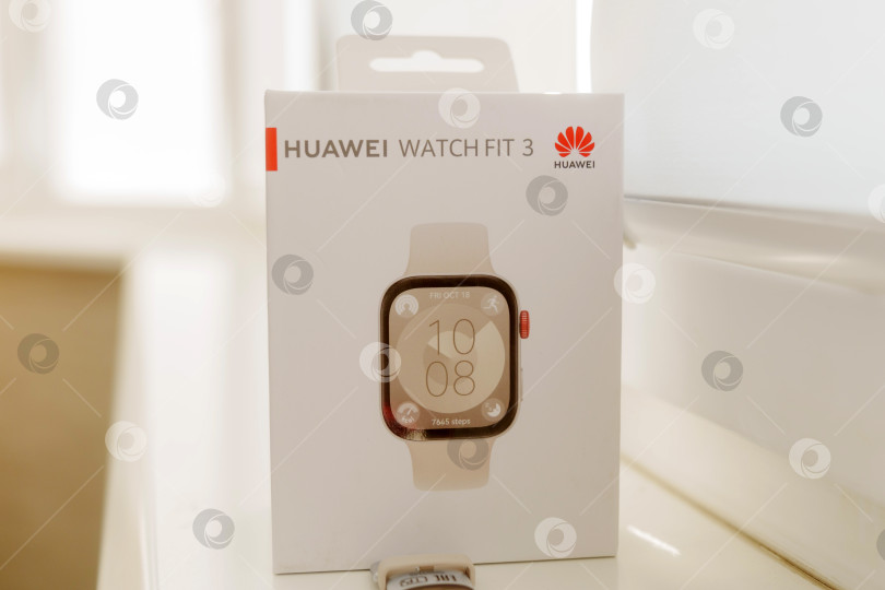 Скачать Тюмень, Россия - 20 июня 2024 года: Наручные часы Huawei Watch Fit 3 с AMOLED-дисплеем фотосток Ozero