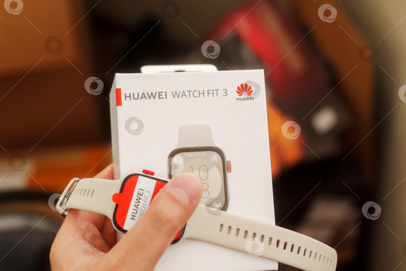 Скачать Тюмень, Россия - 20 июня 2024 года: Huawei Watch Fit 3 с красным экраном, на котором отображается текст AMOLED фотосток Ozero