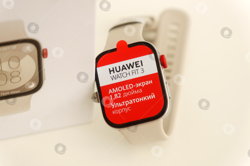 Скачать Тюмень, Россия - 20 июня 2024 года: Huawei Watch Fit 3 с красным экраном, на котором отображается текст AMOLED фотосток Ozero