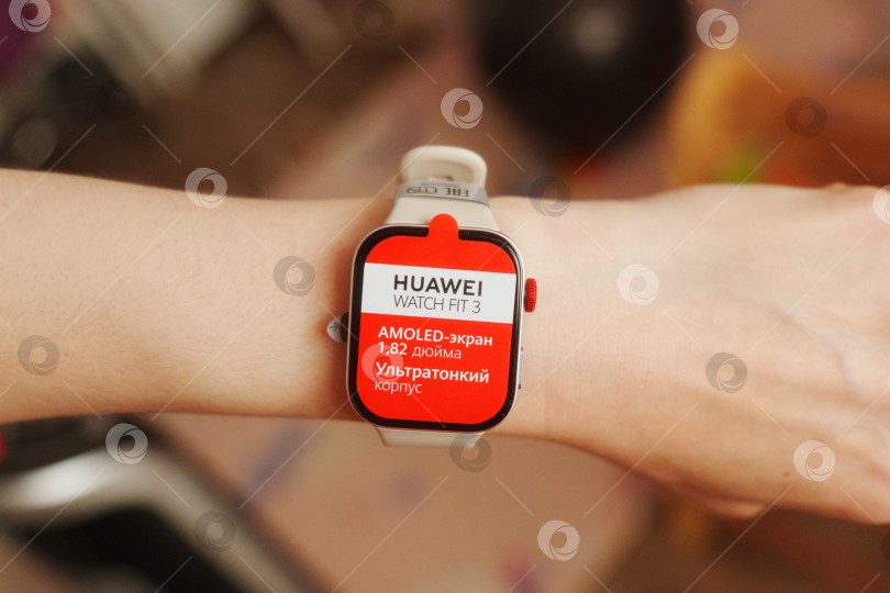 Скачать Тюмень, Россия -20 июня 2024 года: Изящные белые часы Huawei Watch Fit 3 на запястье фотосток Ozero