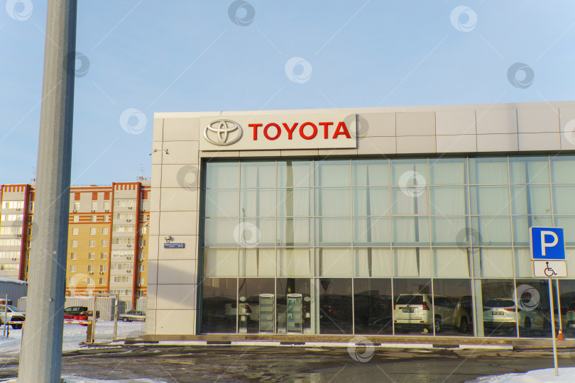 Скачать Тюмень, Россия - 02 марта 2024 года: Вывеска с логотипом бренда Toyota на видном месте на фасаде коммерческого здания в городе. фотосток Ozero