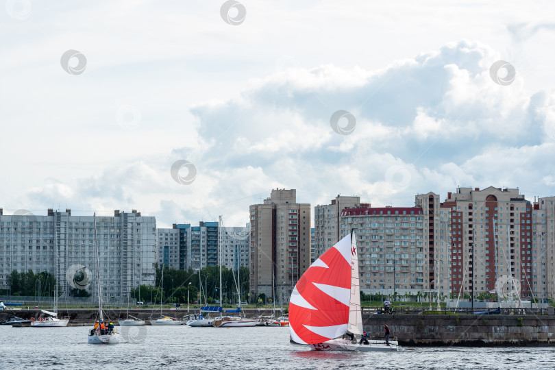 Скачать Городской пейзаж Санкт-Петербурга с лодками на Неве и жилыми домами на берегу реки фотосток Ozero