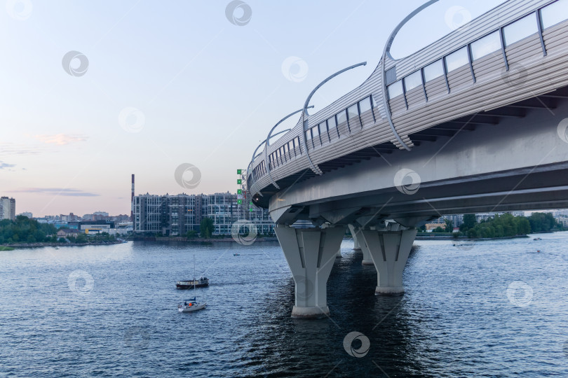 Скачать Городской пейзаж Санкт-Петербурга с жилыми домами и мостом над водой фотосток Ozero