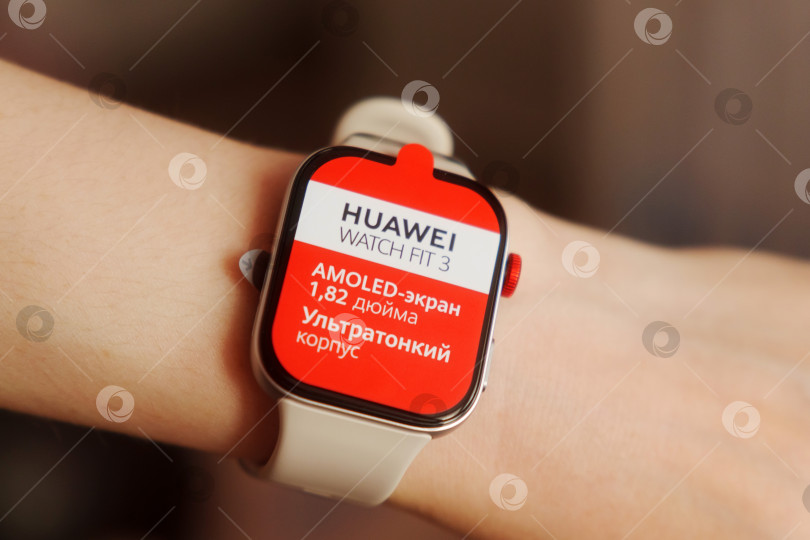 Скачать Тюмень, Россия -20 июня 2024 года: Изящные белые часы Huawei Watch Fit 3 на запястье фотосток Ozero