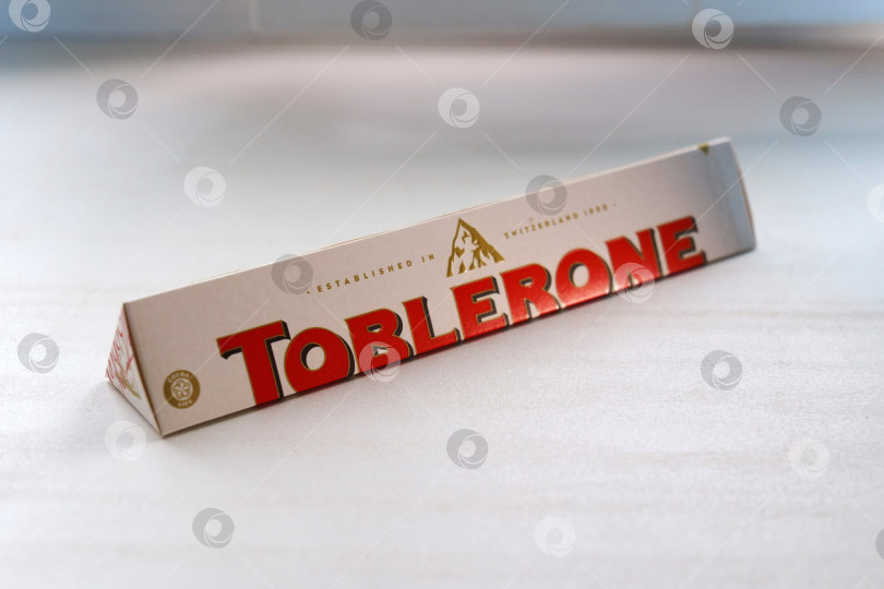 Скачать Тюмень, Россия - 20 июня 2024 года: Компания Toblerone была создана Эмилем Бауманном Теодором Тоблером в Берне, Швейцария, в 1908 году. фотосток Ozero