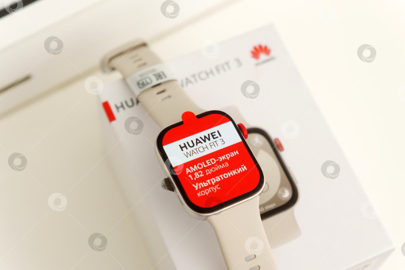 Скачать Тюмень, Россия - 20 июня 2024 года: Huawei Watch Fit 3 с белым ремешком. Дисплей AMOLED, ультратонкий корпус. фотосток Ozero