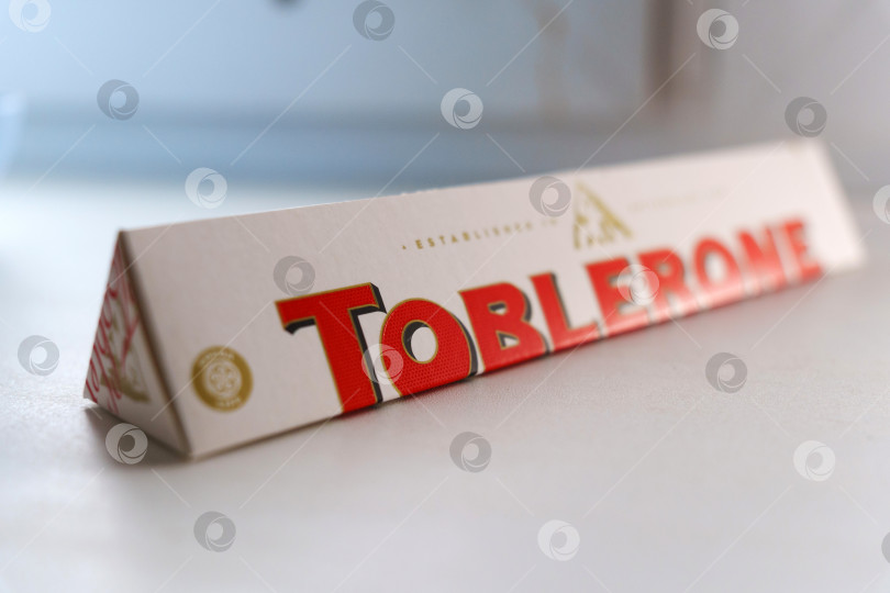 Скачать Тюмень, Россия - 20 июня 2024 года: Компания Toblerone была создана Эмилем Бауманном Теодором Тоблером в Берне, Швейцария, в 1908 году. фотосток Ozero