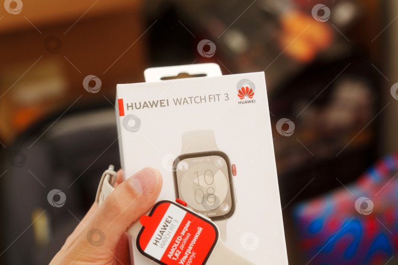 Скачать Тюмень, Россия - 20 июня 2024 года: Huawei Watch Fit 3 с красным экраном, на котором отображается текст AMOLED фотосток Ozero