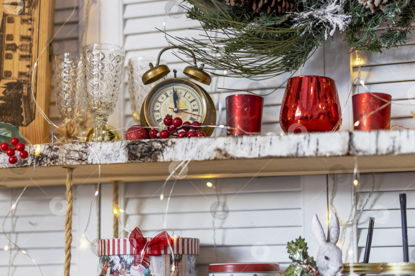 Скачать Стол на кухне с кухонной утварью и полками, украшенными рождественскими игрушками фотосток Ozero