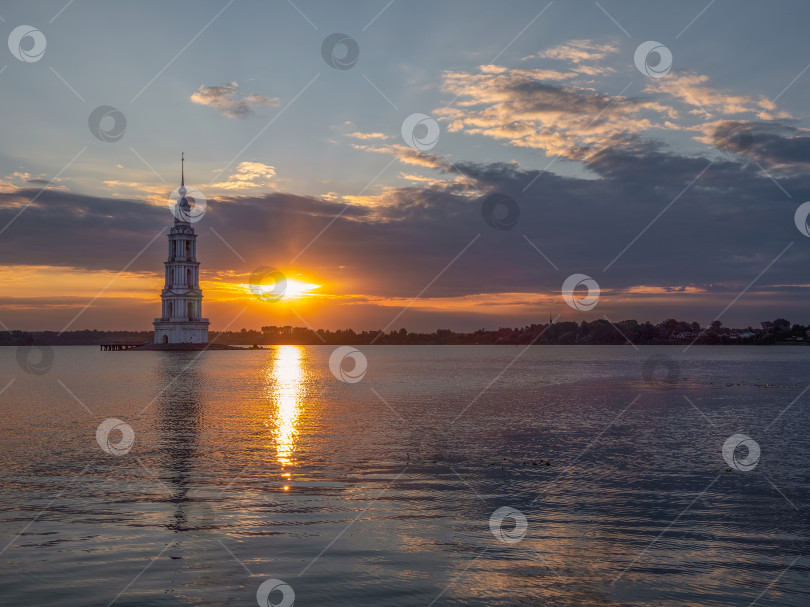 Скачать Потрясающий восход солнца над колокольней на острове, река Волга. фотосток Ozero