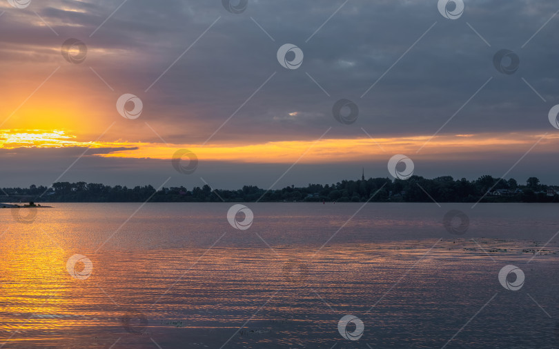 Скачать Панорамный вид на рассветную реку. фотосток Ozero