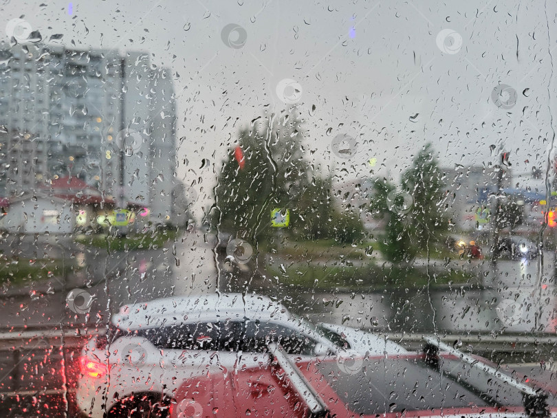 Скачать Дождливая погода в городе, вид через стекло автобуса. фотосток Ozero