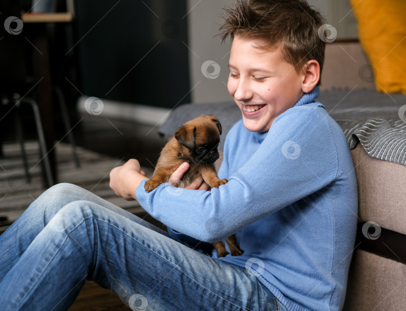 Скачать Мальчик играет со щенком фотосток Ozero