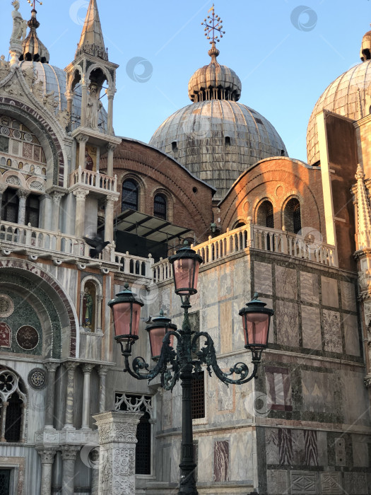 Скачать Солнечные лучи на соборе Святого Марка фотосток Ozero