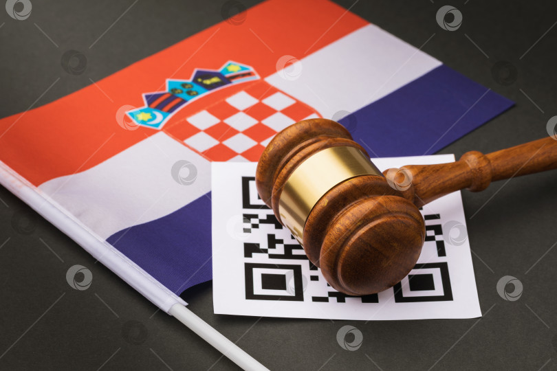 Скачать Судебный молоток, лист со штрих-кодом и хорватский флаг, концепция административного наказания за нарушение режима с использованием QR-кодов в Хорватии фотосток Ozero