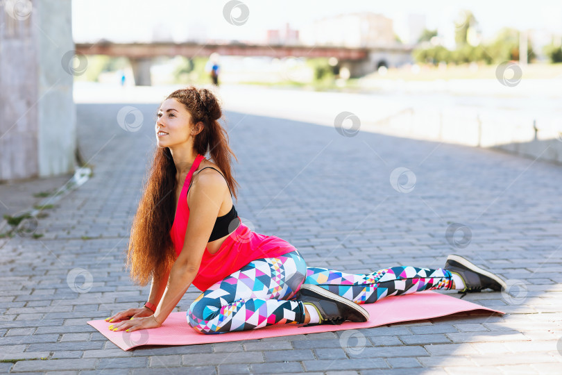 Скачать Молодая женщина занимается спортом на улице теплым солнечным днем. Концепция здорового образа жизни фотосток Ozero