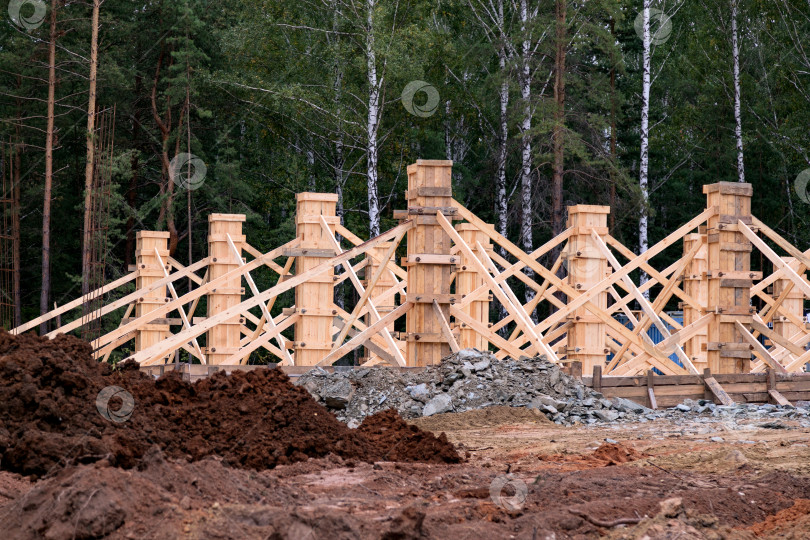 Скачать строительство нового дома в лесу фотосток Ozero