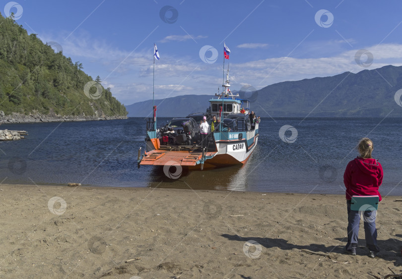 Скачать К берегу причаливает автомобильный паром. фотосток Ozero