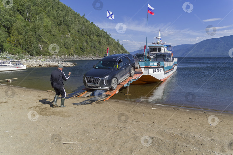 Скачать Внедорожник съезжает с автомобильного парома фотосток Ozero