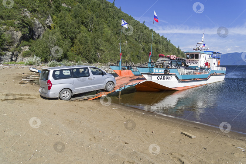 Скачать Микроавтобус въезжает на автомобильный паром. фотосток Ozero