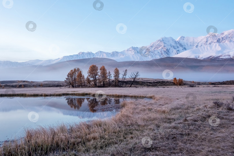 Скачать Осень в горах. Отражение заснеженного горного хребта в озере. фотосток Ozero