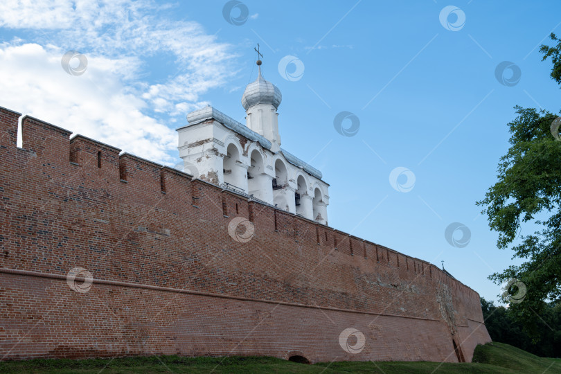 Скачать Новгород, Россия. - 29 июля 2024 года. Вид на крепостную стену Новгородского кремля и колокольню. фотосток Ozero