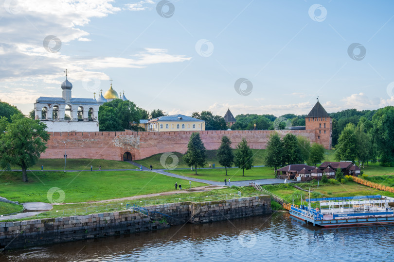 Скачать Новгород, Россия. - 29 июля 2024 года. Новгородский кремль и река Волхов. Выборочный показ. фотосток Ozero