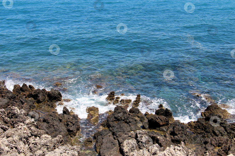 Скачать красивый фон скалистого побережья чистого синего моря фотосток Ozero