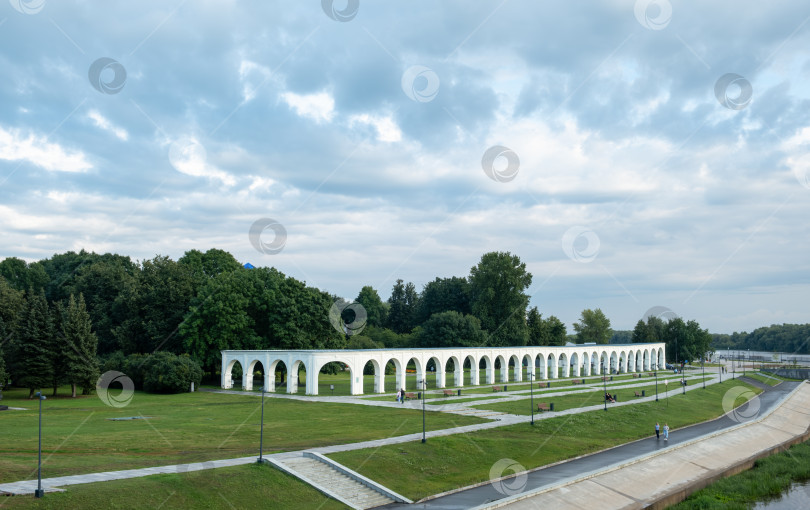 Скачать Великий Новгород, Новгородская область, Россия - 29 июля 2024 года. Аркада древнего Ярославова двора с торговыми рядами. фотосток Ozero