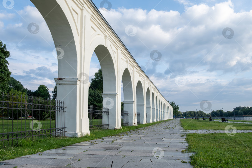 Скачать Великий Новгород, Новгородская область, Россия - 29 июля 2024 года. Аркада древнего Ярославова двора с торговыми рядами. фотосток Ozero