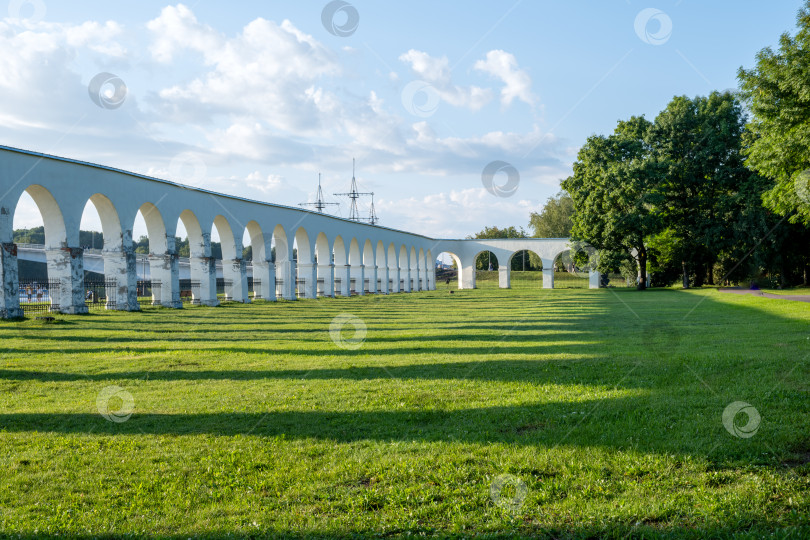 Скачать Великий Новгород, Новгородская область, Россия - 29 июля 2024 года. Аркада древнего Ярославова двора с торговыми рядами. фотосток Ozero