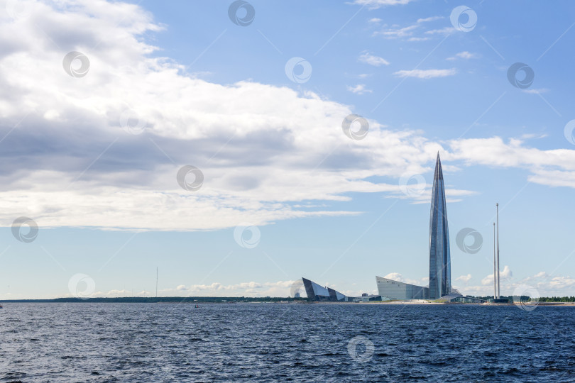 Скачать панорамный водный пейзаж с небоскребом "Лахта Центр" на берегу Кронштадтского залива в Санкт-Петербурге фотосток Ozero