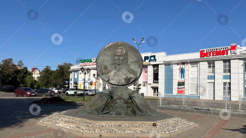 Скачать Тамбов, Россия, 1 сентября 2024 года. Памятник адмиралу Ушакову фотосток Ozero