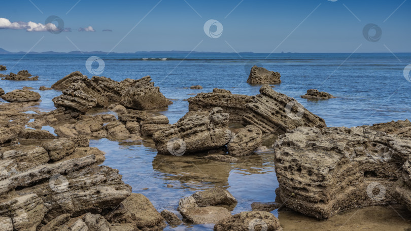 Скачать Время отлива в океане. Обнажились груды валунов. фотосток Ozero