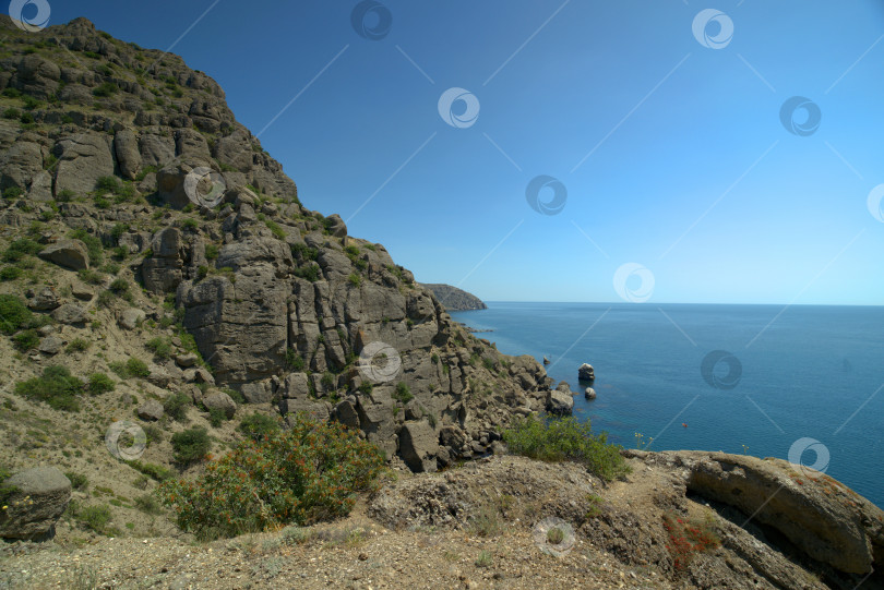 Скачать Вид на горы и море со скалы фотосток Ozero