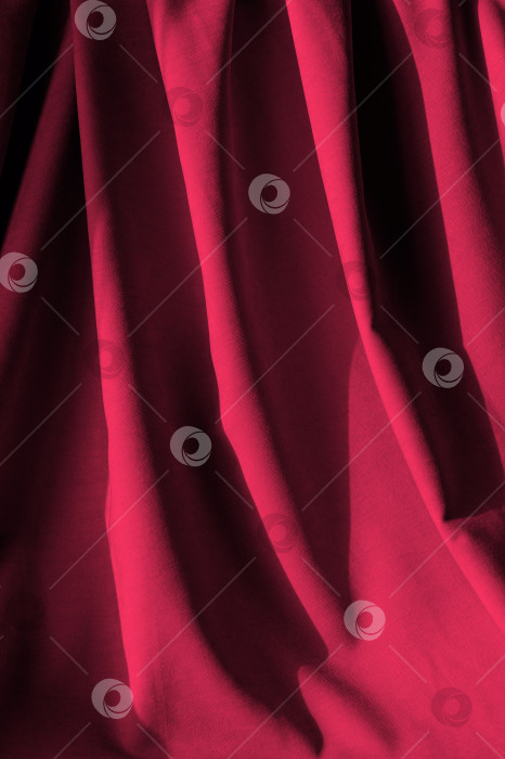 Скачать Натуральная ткань льняной текстуры. Пурпурный холст для фона. Вертикальная обрезка. Цвет 2023 года. фотосток Ozero