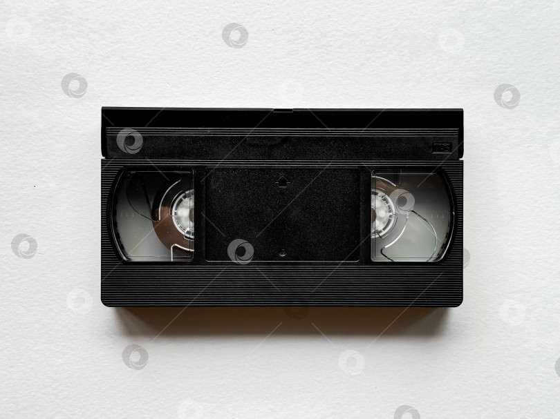 Скачать Винтажная видеокассета vhs на простом фоне отражает ностальгическую ретро-технологию фотосток Ozero