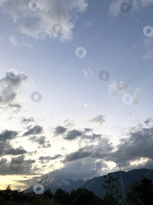 Скачать Горный пейзаж. Закат и облака. Мобильная фотография. фотосток Ozero