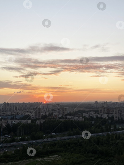 Скачать Закат над городом. Вечерний городской пейзаж. Мобильная фотография фотосток Ozero