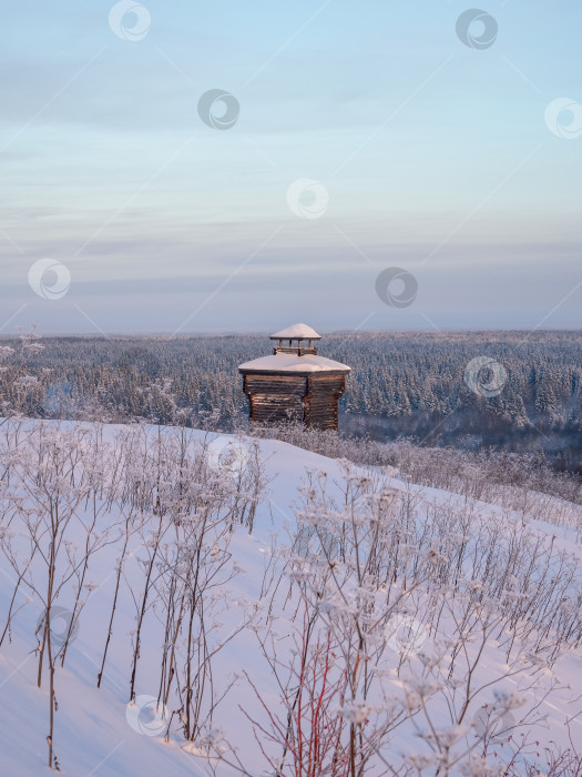 Скачать Деревянная сторожевая башня, форпост зимой. фотосток Ozero