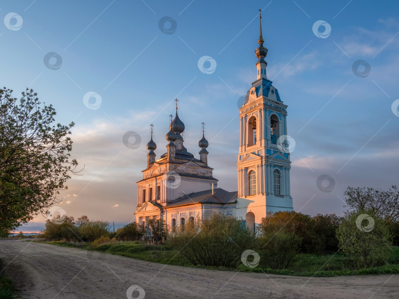 Скачать восход солнца с видом на дорогу к монастырю фотосток Ozero