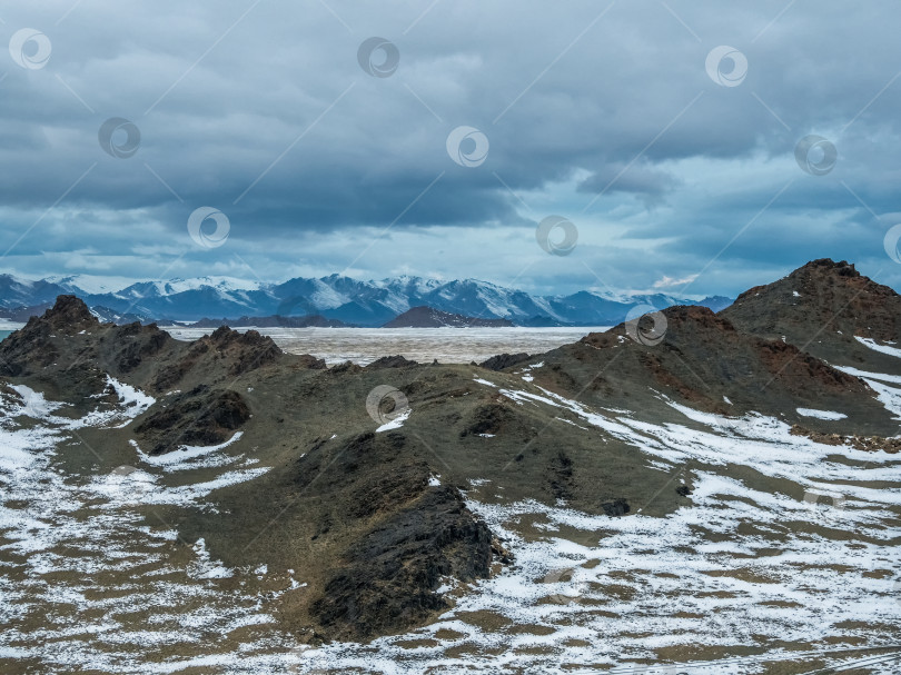 Скачать Горный зимний ландшафт окружающей среды. фотосток Ozero