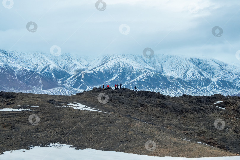 Скачать Туристы в снежных горах. Путешествие по Монголии. фотосток Ozero