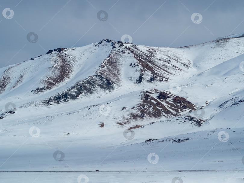 Скачать Тонкая линия зимней дороги под горой. Монголия. фотосток Ozero