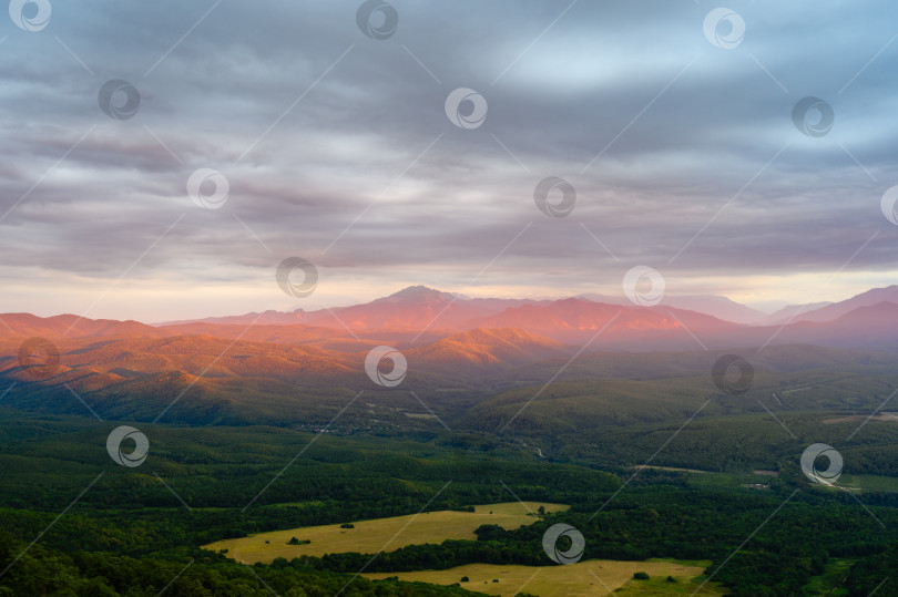 Скачать Лучи утреннего солнца освещают горы фотосток Ozero