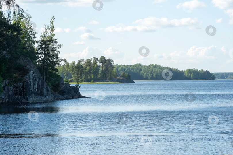 Скачать естественный водный пейзаж, неглубокая бухта со скалистыми лесистыми берегами фотосток Ozero