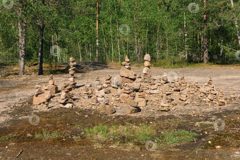 Скачать пирамиды из камней, странные каменные пирамиды в лесу фотосток Ozero