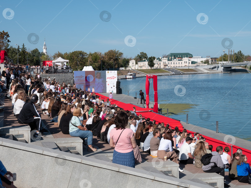 Скачать ПЕНЗА, РОССИЯ — СЕНТЯБРЬ 7, 2024: Неделя Моды в Пензе. Набережная реки Сура. Подиум и зрители перед сценой. фотосток Ozero