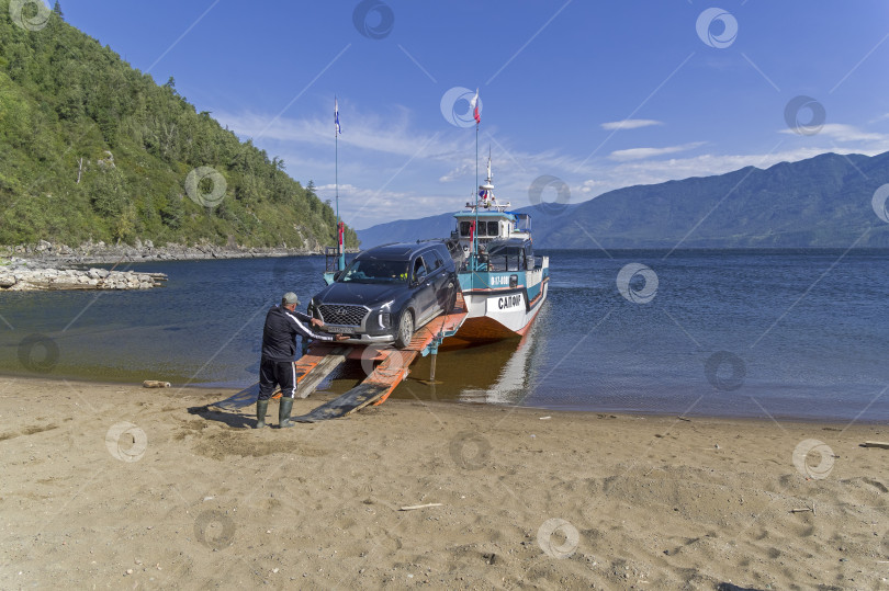 Скачать Внедорожник съезжает с автомобильного парома фотосток Ozero